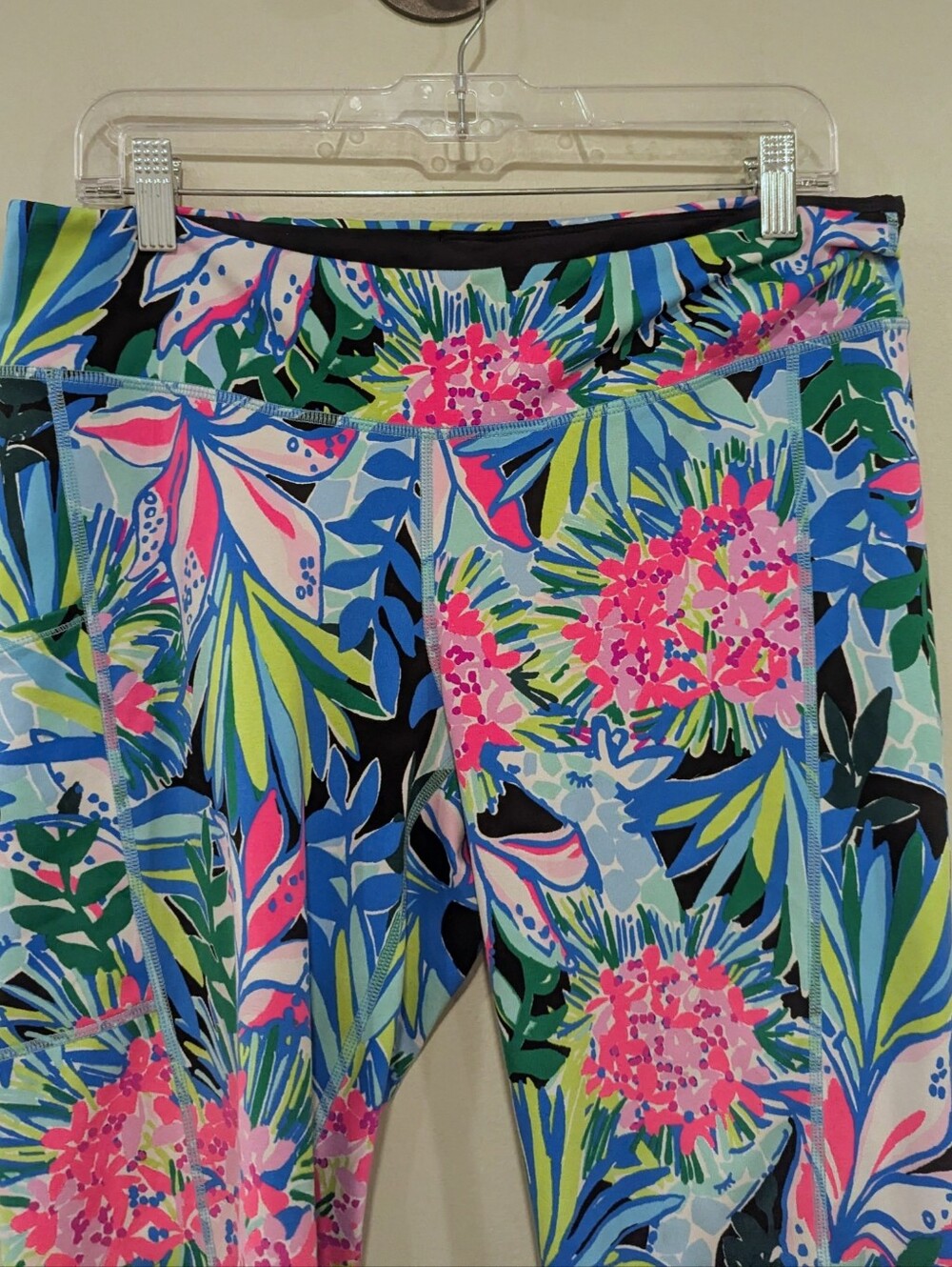 Lilly Pulitzer UPF 50+ Weekender Crop Leggings Size XL - Picture 2 of 6